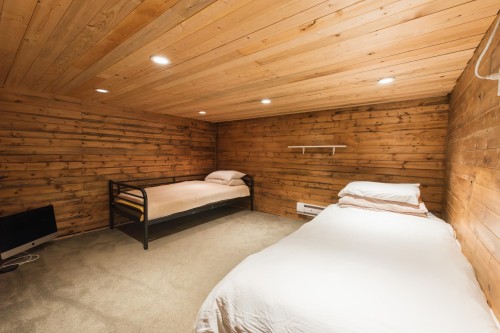 4981 Geer Road, Sechelt, BC - Indoor Photo Showing Bedroom