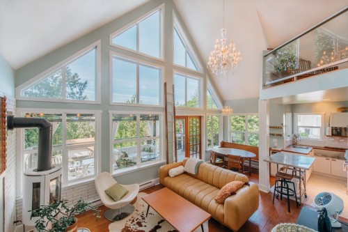4981 Geer Road, Sechelt, BC - Indoor Photo Showing Living Room