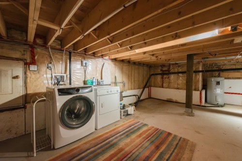 4981 Geer Road, Sechelt, BC - Indoor Photo Showing Laundry Room