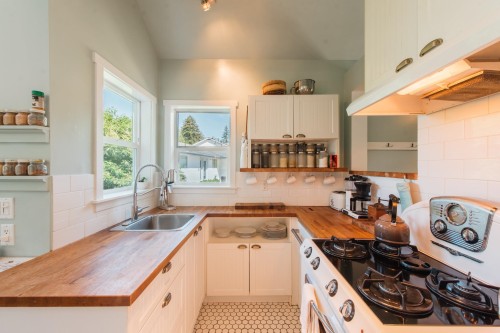 4981 Geer Road, Sechelt, BC - Indoor Photo Showing Kitchen
