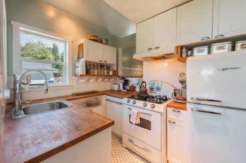 4981 Geer Road, Sechelt, BC - Indoor Photo Showing Kitchen