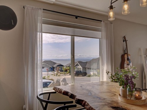 6078 Kingbird Avenue, Sechelt, BC 
