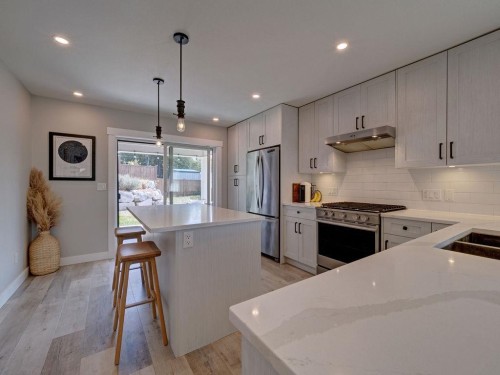 6078 Kingbird Avenue, Sechelt, BC 