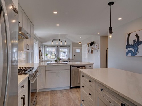 6078 Kingbird Avenue, Sechelt, BC 