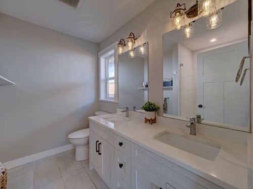 6078 Kingbird Avenue, Sechelt, BC 