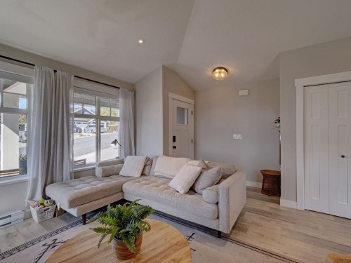 6078 Kingbird Avenue, Sechelt, BC 