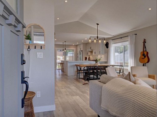6078 Kingbird Avenue, Sechelt, BC 