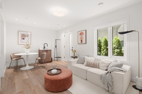 1-2240 40Th Avenue E, Vancouver, BC - Indoor Photo Showing Living Room