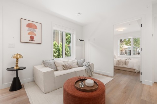 1-2240 40Th Avenue E, Vancouver, BC - Indoor Photo Showing Living Room