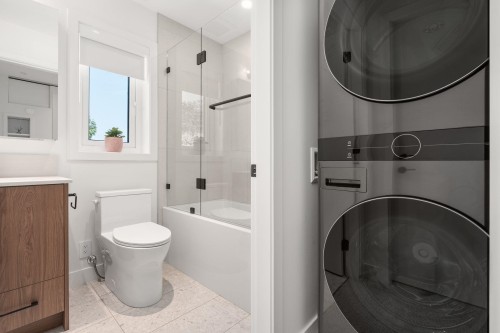 5-2240 40Th Avenue E, Vancouver, BC - Indoor Photo Showing Laundry Room