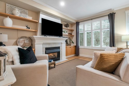 65-5900 Ferry Road, Delta, BC - Indoor Photo Showing Living Room With Fireplace