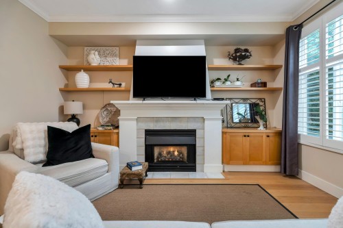 65-5900 Ferry Road, Delta, BC - Indoor Photo Showing Living Room With Fireplace