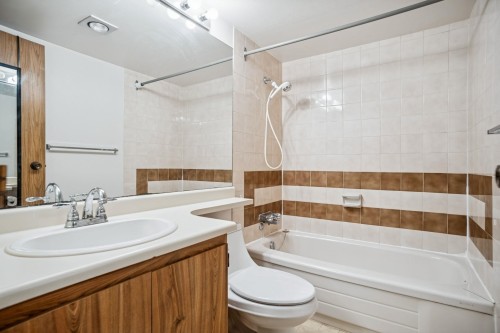 249-7471 Minoru Boulevard, Richmond, BC - Indoor Photo Showing Bathroom