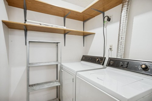 249-7471 Minoru Boulevard, Richmond, BC - Indoor Photo Showing Laundry Room