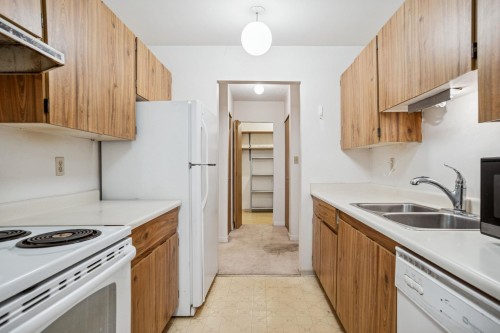 249-7471 Minoru Boulevard, Richmond, BC - Indoor Photo Showing Kitchen With Double Sink