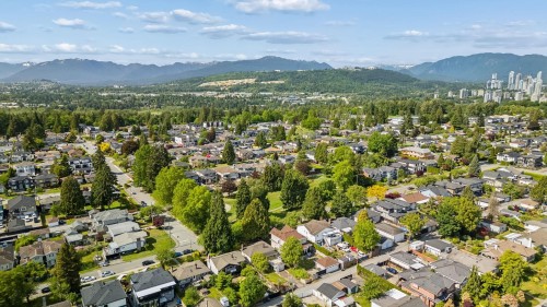 8406 12Th Avenue, Burnaby, BC 