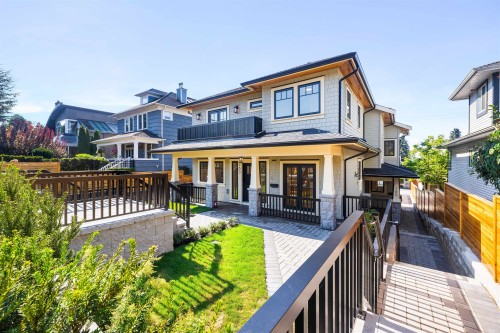 265 6th Street W North Vancouver, BC V7M 1K7