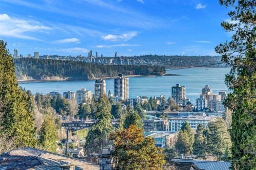 2234 Palmerston Avenue  West Vancouver, BC V7V 2V8