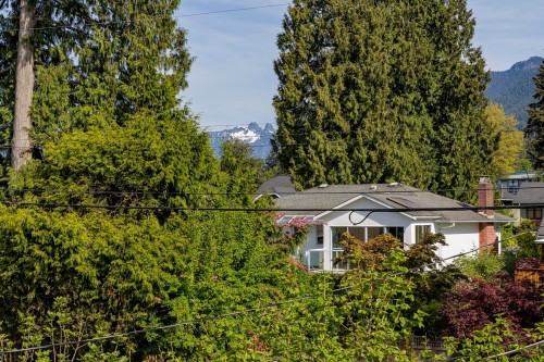 258 21St Street E, North Vancouver, BC 