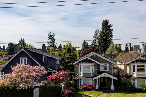 258 21St Street E, North Vancouver, BC 