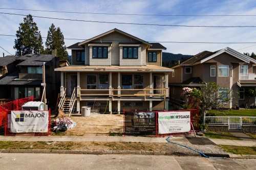 258 21St Street E, North Vancouver, BC 