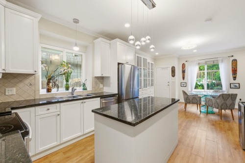 562 Keith Road W, North Vancouver, BC 