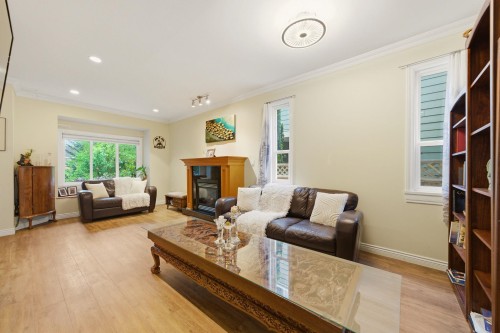 562 Keith Road W, North Vancouver, BC 