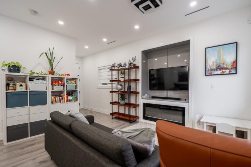 #2-4675 Canada Way, Burnaby, BC 