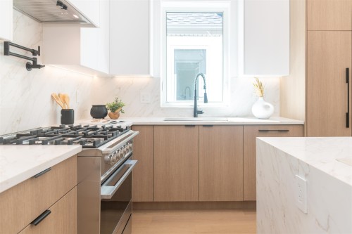 9251 Kilby Street, Richmond, BC - Indoor Photo Showing Kitchen With Upgraded Kitchen