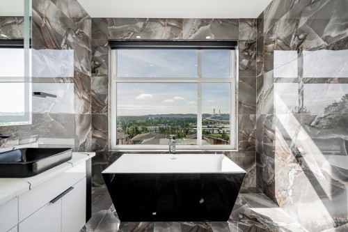 2263 Monashee Court, Coquitlam, BC - Indoor Photo Showing Kitchen