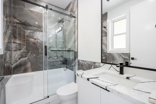 2263 Monashee Court, Coquitlam, BC - Indoor Photo Showing Bathroom