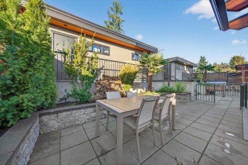2-252 19Th Street E, North Vancouver, BC 