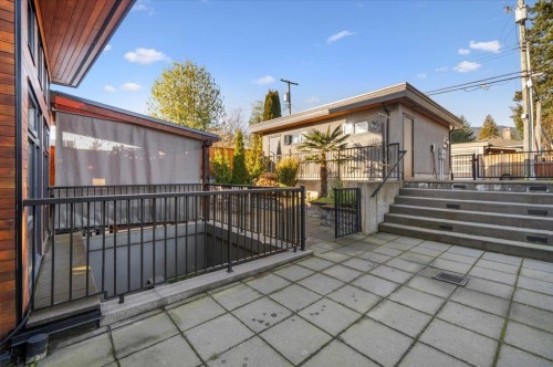 2-252 19Th Street E, North Vancouver, BC 