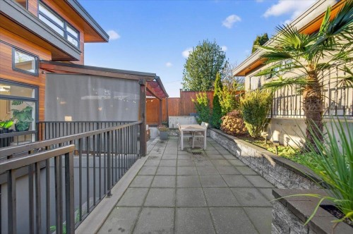 2-252 19Th Street E, North Vancouver, BC 