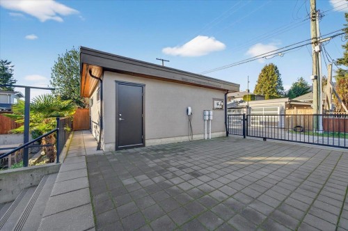 2-252 19Th Street E, North Vancouver, BC 