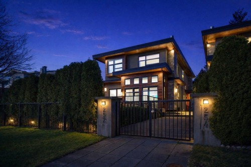 2-252 19Th Street E, North Vancouver, BC 