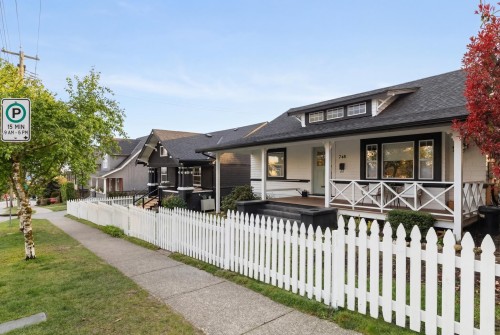 737-745 St. Andrews Avenue  North Vancouver, BC V7L 3L1