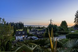 1075 Esplanade Avenue  West Vancouver, BC V7T 1G2