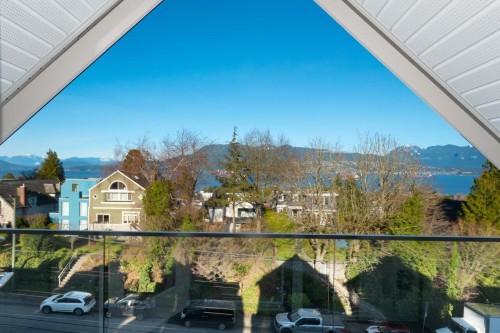 4426 4Th Avenue W, Vancouver, BC 
