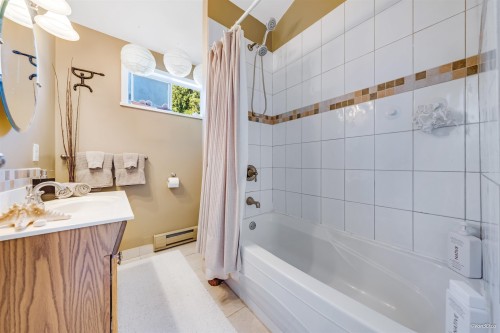 1140 20Th Street W, North Vancouver, BC 