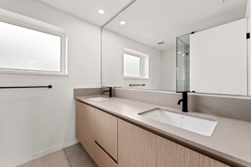 42-528 2Nd Street E, North Vancouver, BC - Indoor Photo Showing Bathroom