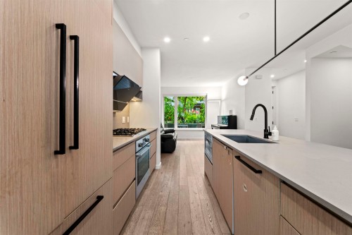 42-528 2Nd Street E, North Vancouver, BC - Indoor Photo Showing Kitchen With Upgraded Kitchen