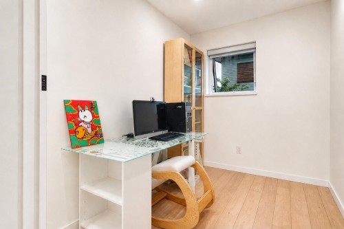 42-528 2Nd Street E, North Vancouver, BC - Indoor Photo Showing Office