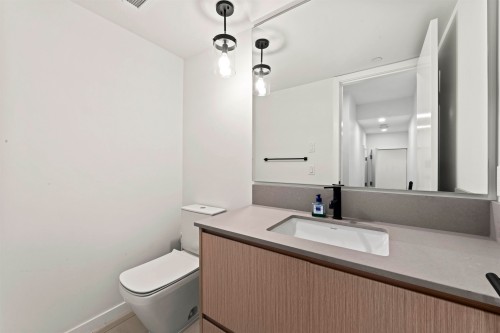 42-528 2Nd Street E, North Vancouver, BC - Indoor Photo Showing Bathroom