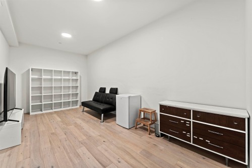 42-528 2Nd Street E, North Vancouver, BC - Indoor Photo Showing Other Room