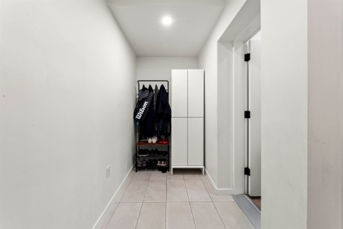 42-528 2Nd Street E, North Vancouver, BC - Indoor Photo Showing Other Room