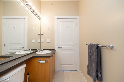 516-9319 University Crescent, Burnaby, BC - Indoor Photo Showing Bathroom