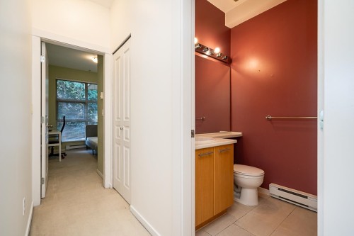 516-9319 University Crescent, Burnaby, BC - Indoor Photo Showing Bathroom