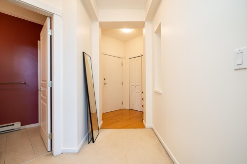 516-9319 University Crescent, Burnaby, BC - Indoor Photo Showing Other Room