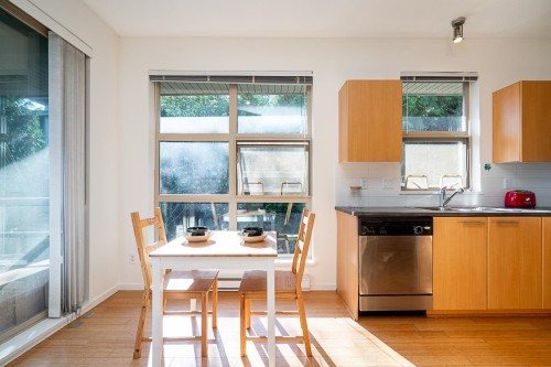516-9319 University Crescent, Burnaby, BC - Indoor Photo Showing Kitchen With Double Sink